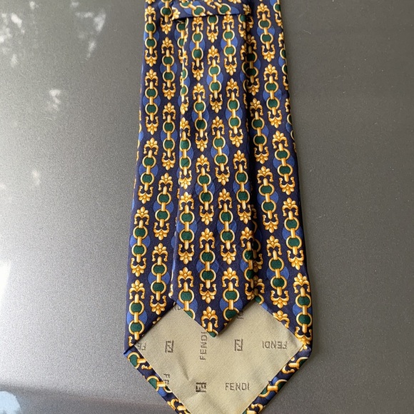 FENDI CLASSIC LOGO 100% SILK MADE ITALY - Picture 2 of 2